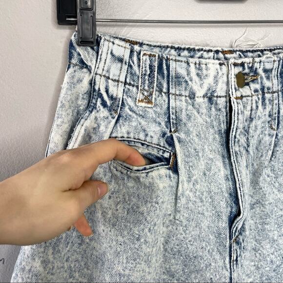 TARAZZIA SPORT Vintage Grunge High Waisted Pleated Acid Washed Denim Jean Shorts - Picture 2 of 9